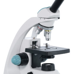 75424_levenhuk-microscope-500m_03 Mikroskop optyczny Levenhuk z okularami WF10X na białym tle.