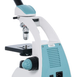 75424_levenhuk-microscope-500m_04 Mikroskop edukacyjny z widocznym okularem WF10X, stolikiem przedmiotowym, pokrętłami ostrości oraz gniazdem zasilania.