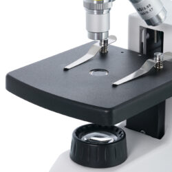 75424_levenhuk-microscope-500m_06 Stolik przedmiotowy z obiektywem mikroskopu optycznego Levenhuk.