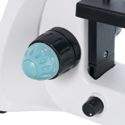 75424_levenhuk-microscope-500m_08 Pokrętło mikrometryczne ze skalą w mikroskopie laboratoryjnym.