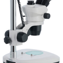 76057_levenhuk-microscope-zoom-1t_03 Mikroskop stereoskopowy z binokularową głowicą na statywie z podświetleniem.