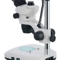 76057_levenhuk-microscope-zoom-1t_04 Mikroskop stereoskopowy z binokularową głowicą, pokrętłami regulacji ostrości i podświetlanym stolikiem.