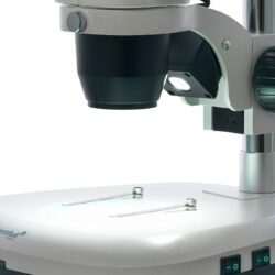 76057_levenhuk-microscope-zoom-1t_06 Mikroskop stereoskopowy Levenhuk z oświetleniem LED i uchwytami na preparaty.