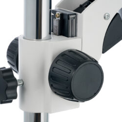 76057_levenhuk-microscope-zoom-1t_08 Mechanizm regulacji wysokości ramienia mikroskopu z pokrętłem i śrubą blokującą.