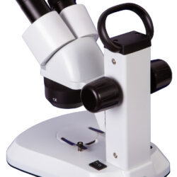76449_bresser-analyth-str-10-40x-stereo-microscope_03 Mikroskop stereoskopowy z binokularową głowicą i uchwytem do przenoszenia.