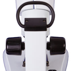 76449_bresser-analyth-str-10-40x-stereo-microscope_04 Widok z góry na mikroskop stereoskopowy z okularami 10x/20, uchwytem do przenoszenia oraz przyciskami sterującymi.