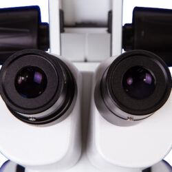 76449_bresser-analyth-str-10-40x-stereo-microscope_06 Okulary mikroskopu laboratoryjnego z widokiem z góry.