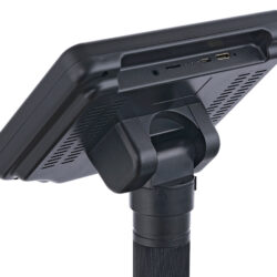 Widok z tyłu na czarny monitor na regulowanym statywie z portami USB, micro USB oraz wejściem słuchawkowym.