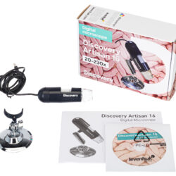 Mikroskop cyfrowy Discovery Artisan 16 z akcesoriami: statywem, kablem USB, instrukcją i płytą CD w pudełku.