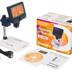 Cyfrowy mikroskop Discovery Artisan 64 z ekranem LCD, pudełkiem, kablem USB, kartą pamięci i instrukcją obsługi.