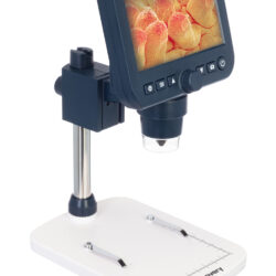 Mikroskop cyfrowy Discovery z wbudowanym ekranem LCD wyświetlającym obraz próbki.