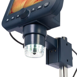 Mikroskop cyfrowy z wbudowanym ekranem LCD i podświetleniem LED na statywie.
