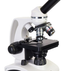 79064_discovery-atto-digital-microscope_05 Mikroskop cyfrowy Discovery z obiektywami i niebieską kamerą na białym tle.