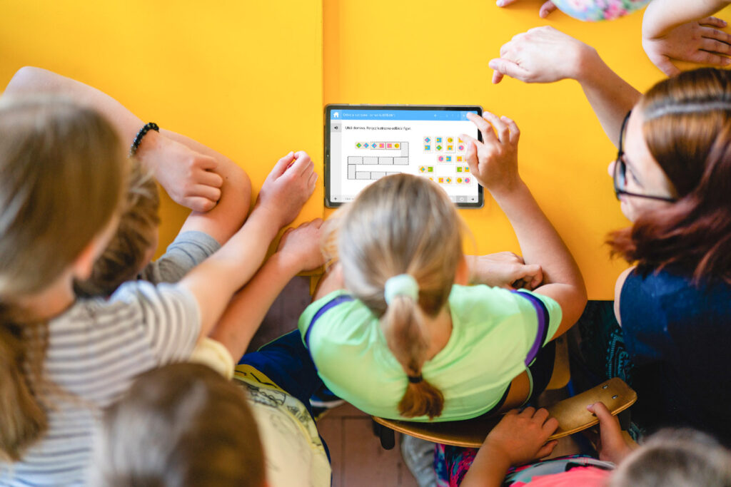 Edukacyjna Mata STEAM z interaktywną obudową cyfrową -