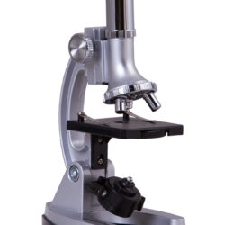 bresser-junior-microscope-biotar-300-1200x-w-case-03 Srebrny mikroskop optyczny na białym tle.