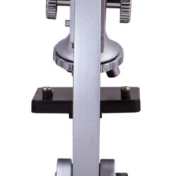 bresser-junior-microscope-biotar-300-1200x-w-case-04 Srebrny mikroskop optyczny widziany z boku.