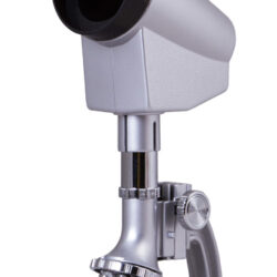bresser-junior-microscope-biotar-300-1200x-w-case-05 Srebrny mikroskop z lusterkiem do oświetlenia preparatów na białym tle.