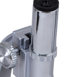 bresser-junior-microscope-biotar-300-1200x-w-case-06 Okular i tubus mikroskopu optycznego ze śrubą regulacyjną.