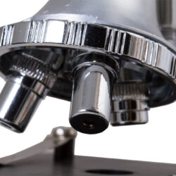 bresser-junior-microscope-biotar-300-1200x-w-case-07 Obiektywy mikroskopu optycznego zamontowane na rewolwerze.