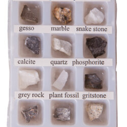 Zestaw 12 okazów minerałów i skał w plastikowej kasetce z podpisami: shale, granite, pencil stone, gesso, marble, snake stone.