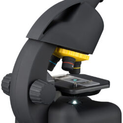 bresser-microscope-national-geographic-40-640x-01 Mikroskop edukacyjny National Geographic z podświetleniem LED i preparatem na stoliku.