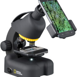 bresser-microscope-national-geographic-40-640x-02 Mikroskop National Geographic z uchwytem na smartfon wyświetlający obraz preparatu.