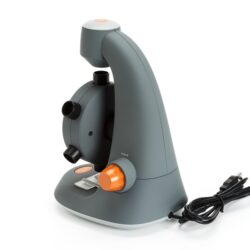 Cyfrowy mikroskop edukacyjny z obrotową głowicą i pokrętłem ostrości na białym tle.