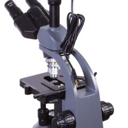 microscope-levenhuk-d740t-5-1mpix-02 Mikroskop binokularowy z podłączoną kamerą cyfrową i kablem zasilającym.