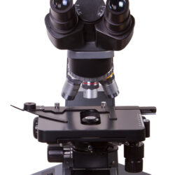 microscope-levenhuk-d740t-5-1mpix-03 Mikroskop binokularowy marki Levenhuk na białym tle.