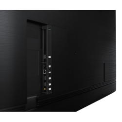 Panel złączy na tylnej obudowie telewizora z wejściami HDMI, USB, Ethernet i audio.