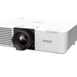 projektor-laserowy-epson-eb-l570u_5 Biały projektor multimedialny marki Epson na białym tle.