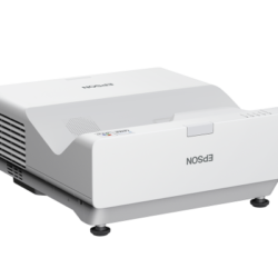 Biały projektor laserowy Epson na podstawkach.