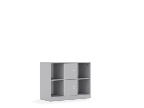 Niska szara szafka z otwartymi półkami i dwiema zamykanymi szafkami pośrodku.