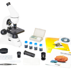 Zestaw mikroskopu Levenhuk z akcesoriami laboratoryjnymi, instrukcją obsługi i płytą CD.