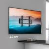 Uchwyt ścienny do telewizora z odstępem 2,2 cm od ściany.