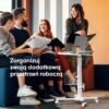 Zorganizuj swoją dodatkową przestrzeń roboczą: mobilny stolik pod laptopa przy grupie współpracujących osób.