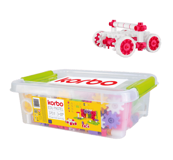 Zestaw klocków konstrukcyjnych Korbo Edu Pastel w przezroczystym pudełku z zębatkami i przykładowym pojazdem.