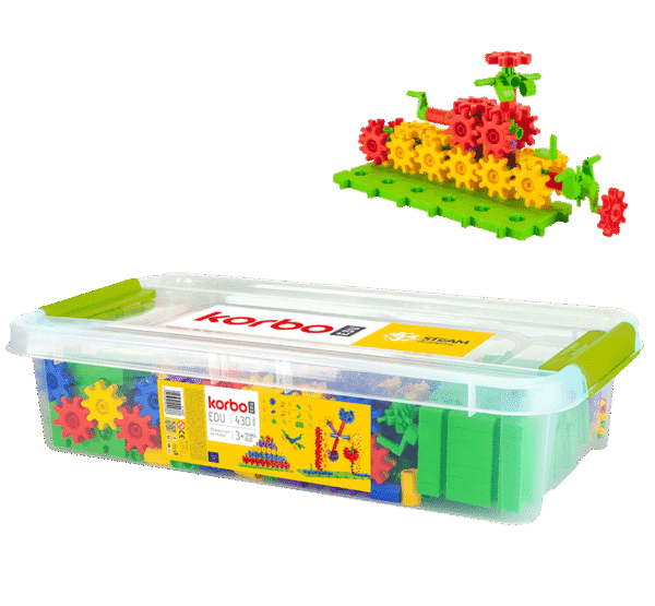 Zestaw klocków konstrukcyjnych Korbo EDU 430 z plastikowym pojemnikiem i przykładową budowlą z kół zębatych.