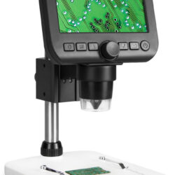 Cyfrowy mikroskop z ekranem LCD wyświetlającym płytkę drukowaną.