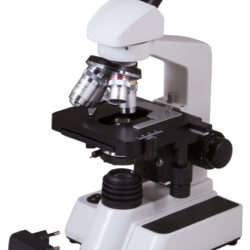 70332_bresser-miscroscope-erudit-dlx-40-600x_01 Biały mikroskop optyczny z zasilaczem, niebieskim filtrem i ściereczką.