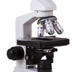 70332_bresser-miscroscope-erudit-dlx-40-600x_02 Mikroskop edukacyjny marki Bresser z obrotową głowicą z trzema obiektywami.