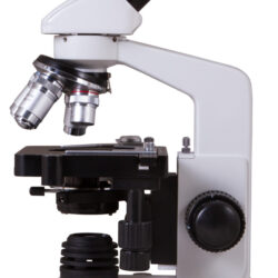 70332_bresser-miscroscope-erudit-dlx-40-600x_03 Biały mikroskop optyczny z obiektywami i stolikiem przedmiotowym.