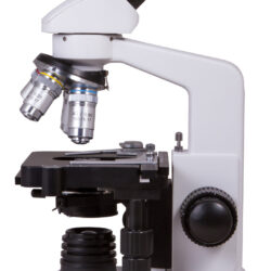 72350_bresser-microscope-erudit-dlx-40-1000x_05 Biały mikroskop optyczny z obiektywami i okularem WF10X na białym tle.