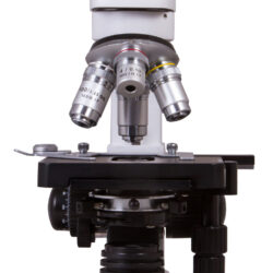 72350_bresser-microscope-erudit-dlx-40-1000x_06 Biały mikroskop laboratoryjny z obrotową głowicą z trzema obiektywami.