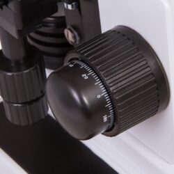 72350_bresser-microscope-erudit-dlx-40-1000x_09 Pokrętło mikrometryczne z podziałką w mikroskopie laboratoryjnym.