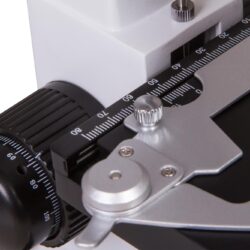 72350_bresser-microscope-erudit-dlx-40-1000x_10 Stolik mikroskopowy z precyzyjną podziałką pomiarową i pokrętłami regulacyjnymi.