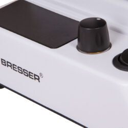 72350_bresser-microscope-erudit-dlx-40-1000x_11 Panel sterowania mikroskopu Bresser z pokrętłem regulacji jasności i włącznikiem zasilania.