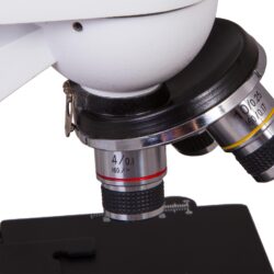 73761_bresser-microscope-erudit-basic-40-400x_09 Obiektywy mikroskopu z oznaczeniami 4/0.1 oraz 10/0.25 nad stolikiem przedmiotowym.