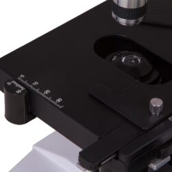 73761_bresser-microscope-erudit-basic-40-400x_10 Stolik przedmiotowy mikroskopu z podziałką i kondensorem.