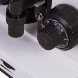 73761_bresser-microscope-erudit-basic-40-400x_11 Pokrętło mikrometryczne mikroskopu z podziałką liczbową.
